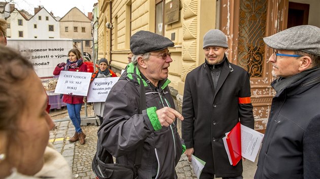 Zstupci ekologickch organizac ped pardubickou radnic hrli hokejov zpas, kter ml upozornit na to, e firma Sev.en EC podporuje hokejov klub Dynamo a za to chce od politik podporu pi zisku vjimky na vypoutn vce rtuti.