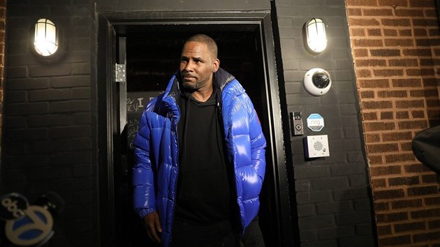 R. Kelly v noci na dneek dorazil na policejn stanici pmo ze svho nahrvacho studia v Chicagu. (22. nora 2019)