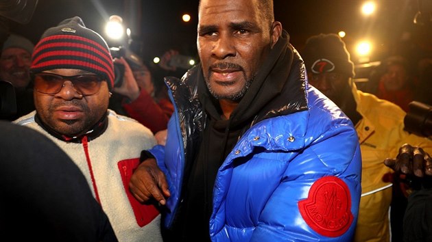Americk hudebnk a zpvk R. Kelly (vpravo) obvinn ze sexulnho zneuvn dvek byl vzat do vazby pot, co v noci na dneek dorazil na policejn stanici v Chicagu.