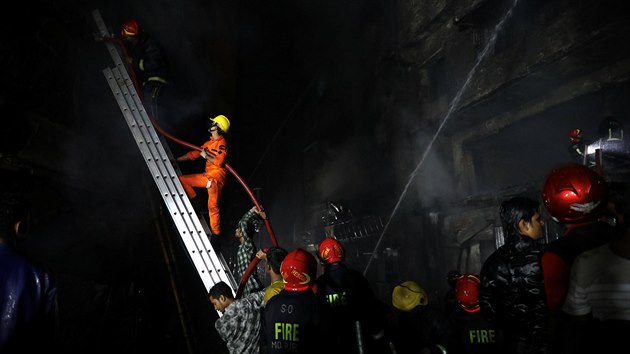 Pi poru v bangladsk metropoli Dhce zemely destky lid. Dal jsou v nemocnici ve vnm stavu. (21. nora 2019)