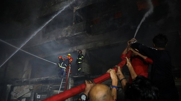 Pi poru v bangladsk metropoli Dhce zemely destky lid. Dal jsou v nemocnici ve vnm stavu. (21. nora 2019)