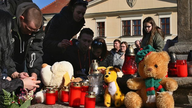 Několik stovek lidí se přišlo v neděli na lounské Mírové náměstí rozloučit s tříletým Markem, který zemřel 16. února v Lounech. (21. 2. 2109)