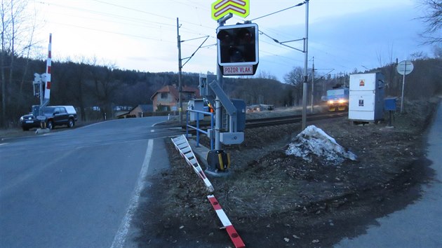 Řidič avie u Světlé nad Sázavou prorazil spuštěné závory na železničním přejezdu a z místa ujel. Policisté ho zastavili po deseti kilometrech v Habrech. (20. února 2019)