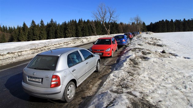 Silnice mezi Skleným a Třemi Studněmi bývá o víkendech plná odstavených aut.