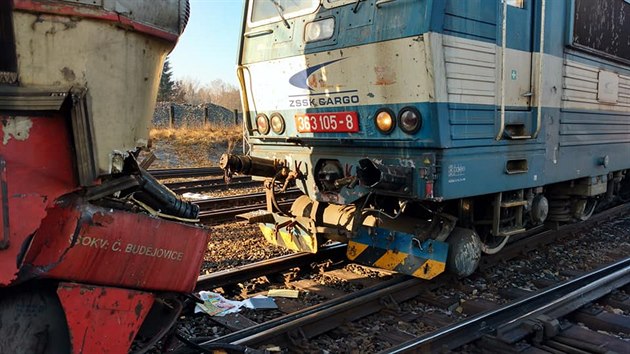 Posunovaný díl se na nádraží v Havlíčkově Brodě srazil s nákladním vlakem. Při nehodě nedošlo ke zranění, ani k vykolejení souprav, přesto bude škoda značná.