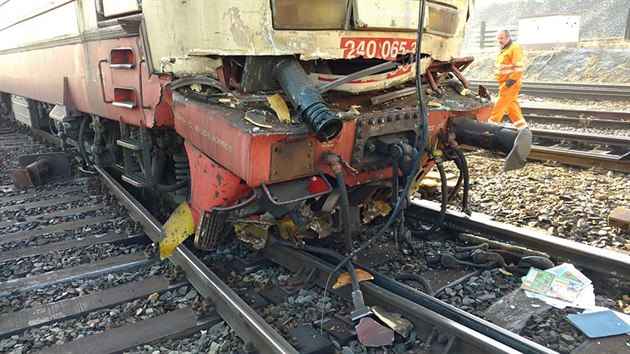 Posunovaný díl se na nádraží v Havlíčkově Brodě srazil s nákladním vlakem. Při nehodě nedošlo ke zranění, ani k vykolejení souprav, přesto bude škoda značná.