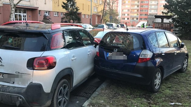 Nkladn auto v Cunov ulici v Praze pokodilo tinct osobnch aut (20.2.2019)