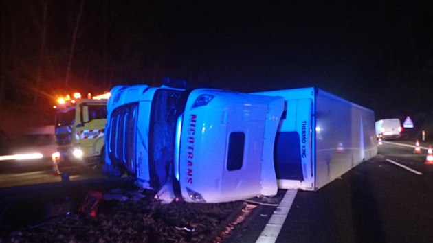 Při noční nehodě se na bok převrátil kamion a zkomplikoval dopravu na 61,5 kilometru dálnice D1 (21.2.2019)