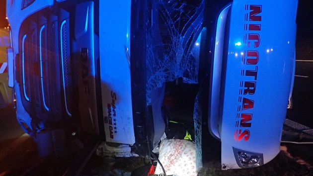 Při noční nehodě se na bok převrátil kamion a zkomplikoval dopravu na 61,5 kilometru dálnice D1 (21.2.2019)