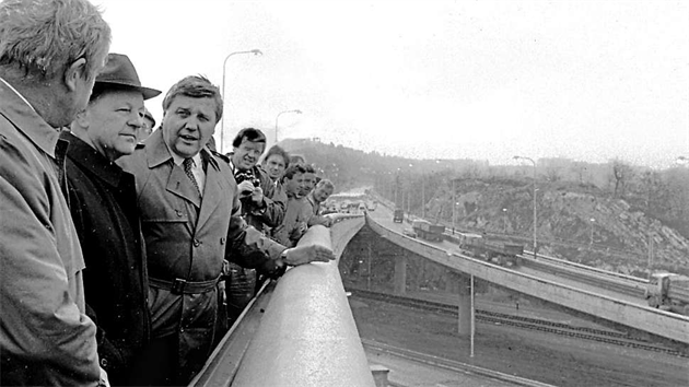 Mostu Antonna Zpotockho (dnes Barrandovsk) byl pedn 3. listopadu roku 1988. Slavnostnho aktu se zastnili tehdej generln tajemn V KS Milou Jake (druh zleva) a vedouc tajemnk MV KS v Praze Miroslav tpn (tet zleva).