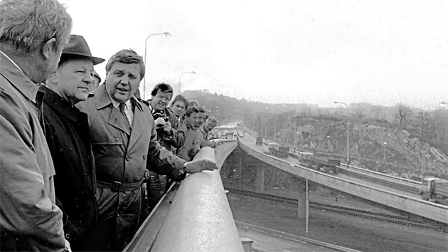 Mostu Anton�na Z�potock�ho (dnes Barrandovsk�) byl p�ed�n 3. listopadu roku 1988. Slavnostn�ho aktu se z��astnili tehdej�� gener�ln� tajemn� �V KS� Milou� Jake� (druh� zleva) a vedouc� tajemn�k MV KS� v Praze Miroslav �t�p�n (t�et� zleva).