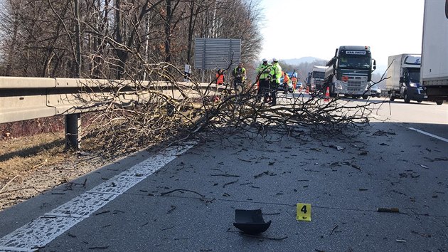 Na 42. kilometru dlnice D1 spadl na mue strom. Letl pro nj zchransk vrtulnk (27.2.2019)