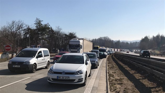 Na 42. kilometru dlnice D1 spadl na mue strom. Letl pro nj zchransk vrtulnk (27.2.2019)