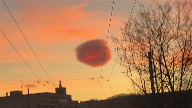 Na severu Čech mohli v pondělí večer lidé na obloze pozorovat zajímavé čočkovité oblaky.