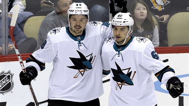 Tom Hertl a Kevin Labanc slav gl San Jose.