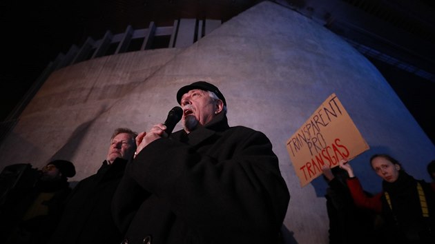 U budov Transgasu v Praze se sela asi stovka jejch zastnc a enci ze spolk, kter vyjadovaly nesouhlas s bournm. Akce se zastnili i autoi komplexu Vclav Aulick (vpedu), kter se podlel na jeho podob, a Jan Fier (vlevo), kter navrhl interir. (20. nora 2019)