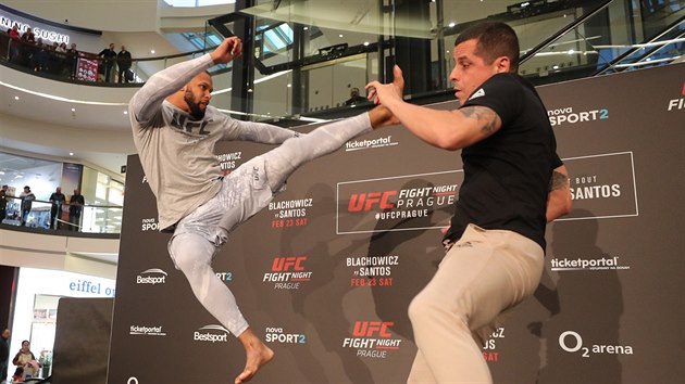 Zpasnk MMA Thiago Santos pedvedl caopeiru, kdy se ukzal v Praze na veejnm trninku ped zpasem UFC