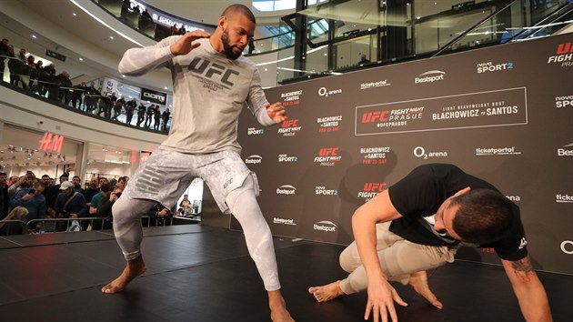 Zpasnk MMA Thiago Santos pedvedl caopeiru, kdy se ukzal v Praze na veejnm trninku ped zpasem UFC