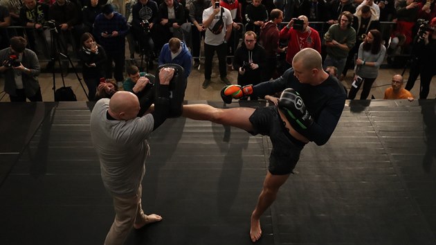 Zpasnk MMA Stefan Struve se ukzal v Praze na veejnm trninku ped zpasem UFC