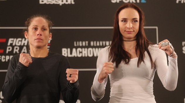 Vlevo stoj MMA zpasnice Liz Carmoucheov, soupeka Lucie Pudilov (vpravo).