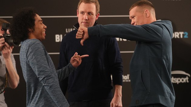 Setkn soupe v MMA Johna Dodsona (vlevo) a Petra Jana ped zpasem UFC v Praze, mezi nimi stoj viceprezident UFC David Shaw