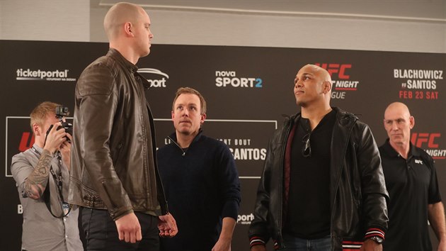 Setkn soupe v MMA Stefana Struvea (vlevo) a Marcose Rogeria de Limy ped zpasem UFC v Praze.