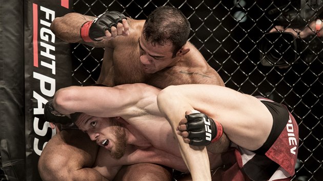 Brazilsk zpasnk MMA Michel Prazeres (nahoe) zpas s Ismailem Naurdievem z Rakouska.