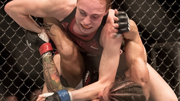 Zpasnice MMA Lucie Pudilov (nahoe) zpas v Praze s Ameriankou Liz Carmoucheovou pod organizac UFC: