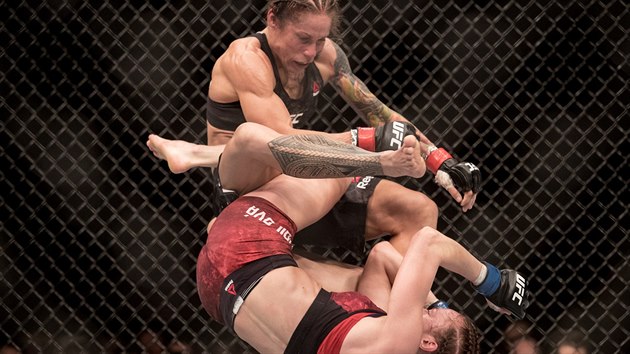Zpasnice MMA Lucie Pudilov (dole) zpas v Praze s Ameriankou Liz Carmoucheovou pod organizac UFC:
