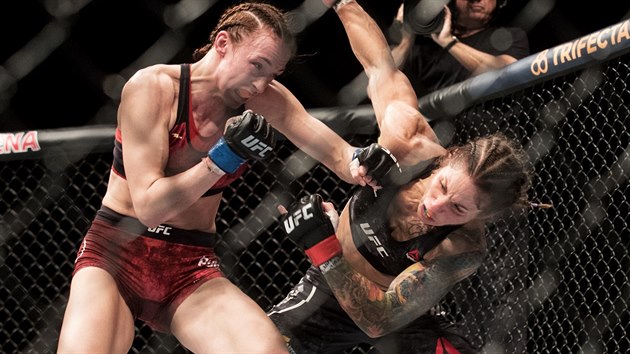 Zpasnice MMA Lucie Pudilov (vlevo) bojuje s Ameriankou Liz Carmoucheovou na veeru UFC v Praze