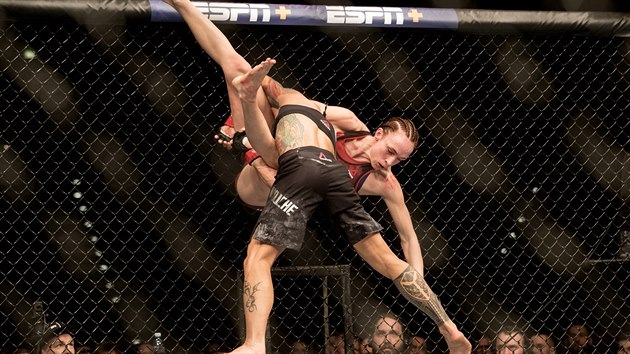 Zpasnice MMA Lucie Pudilov (v ervenm) bojuje s Ameriankou Liz Carmoucheovou na veeru UFC v Praze