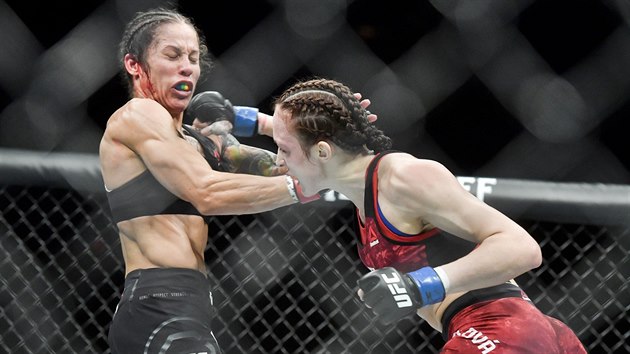 Zpasnice MMA Lucie Pudilov (vpravo) bojuje s Ameriankou Liz Carmoucheovou na veeru UFC v Praze