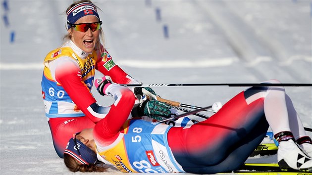 Norsk bkyn na lych Theresa Johaugov (vlevo) v cli zvodu na 10 km klasickou technikou s krajankou Ingvild stbergovou..