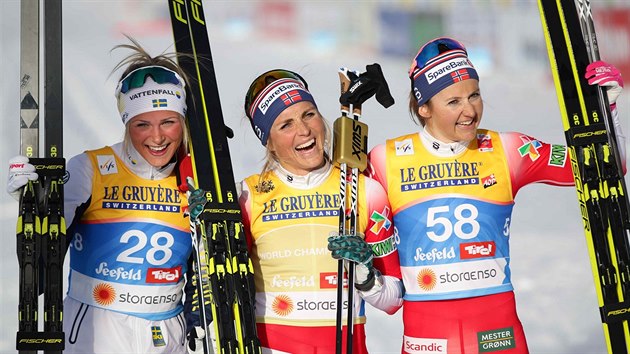 Ti nejlep eny ze zvodu na 10 km klasickou technikou. Zleva druh vdka Frida Karlssonov, vtzn Norka Theresa Johaugov a jej krajanka Ingvild stbergov, kter vybojovala bronz.