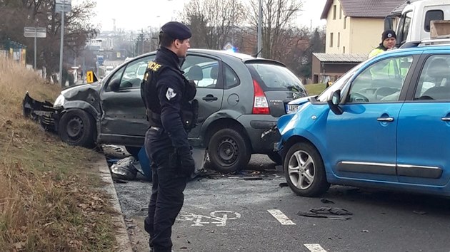 idi utekl od nehody v praskch Kyjch. Auto bylo kraden. (20. 2. 2019)