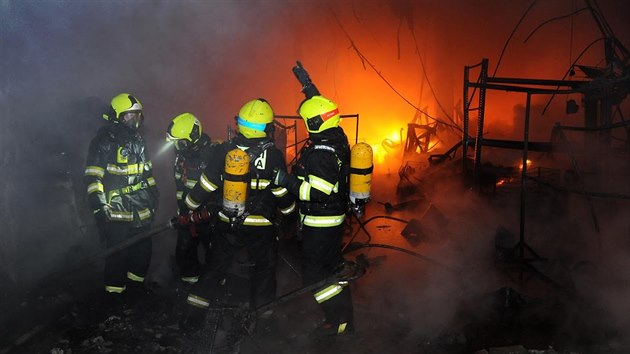 Požár skladovací haly v pražské Michli (25. února 2018)