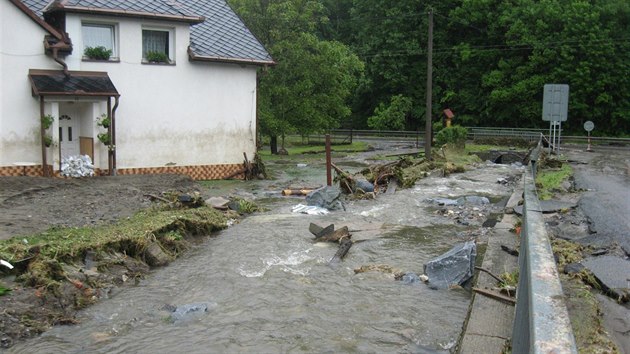 Snmek sti koryta Ondejovickho potoka na Jesenicku ponienho bleskovou povodn v roce 2014.