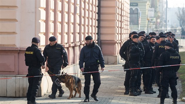 Policie evakuovala ve tvrtek dopoledne budovu Vrchnho soudu v Olomouci, protoe zde anonym nahlsil uloen bomby. Uzaveny byly tak okoln ulice, odklonna byla tramvajov doprava. Budovu prohledval i psovod se psem vycvienm na vyhledvn vbunin.