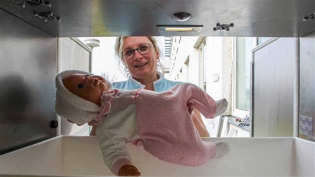 V přerovské nemocnici začne sloužit nový modernizovaný babybox, na snímku při ukázce jeho použití dětská sestra Jana Ilíková se zkušební panenkou.