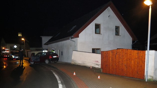 Mlad� mu� se na �umpersku zmocnil dvou ciz�ch aut. Prvn�m byla nezam�en� felicie, uvnit� kter� byly i kl��ky od zapalov�n�. J�zda trvala jen p�r minut, pak mu� havaroval v nedalek� obci.