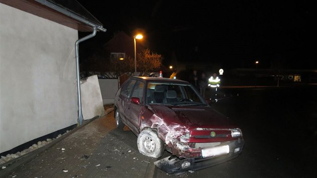 Mlad� mu� se na �umpersku zmocnil dvou ciz�ch aut. Prvn�m byla nezam�en� felicie, uvnit� kter� byly i kl��ky od zapalov�n�. J�zda trvala jen p�r minut, pak mu� havaroval v nedalek� obci.