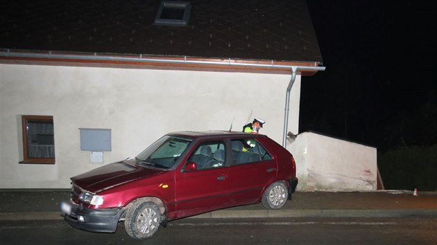 Mlad� mu� se na �umpersku zmocnil dvou ciz�ch aut. Prvn�m byla nezam�en� felicie, uvnit� kter� byly i kl��ky od zapalov�n�. J�zda trvala jen p�r minut, pak mu� havaroval v nedalek� obci.