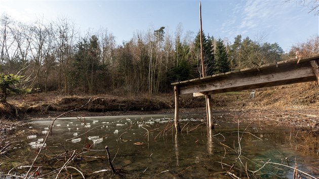 Kvůli nedostatku vody úřady zakázaly v obci Seloutky na Prostějovsku zalévat záhonky vodou z místního rybníka.