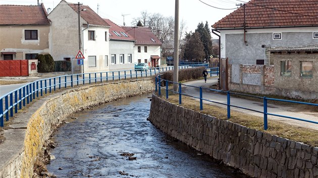 Říčka Brodečka tekoucí na Prostějovsku se dostala na stav sucha (snímek z obce Otaslavice).