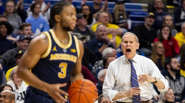 John Beilein, trenr Michiganu, ki na Zaviera Simpsona.