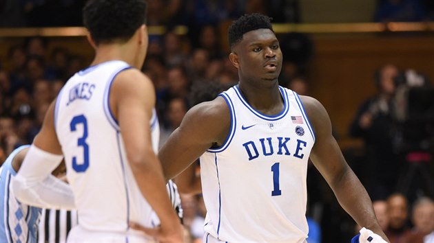 Zion Williamson (vpravo) z Duke kulh ze zpasu s North Carolinou, v ruce dr rozbitou botu.