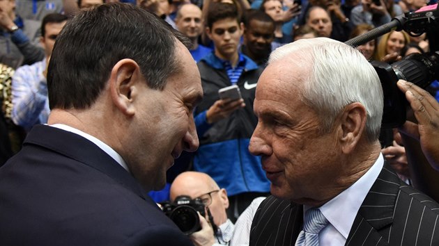 Po souboji slavnch trenr: Mike Krzyzewski (vlevo) z Duke gratuluje Royi Williamsovi z North Caroliny.