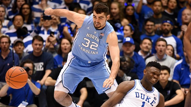 Luke Maye (vlevo) z North Caroliny jde po mi, Zion Williamson z Duke si pochroumal koleno.