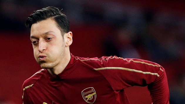 Mesut zil z Arsenalu ped zpasem s Borisovem.