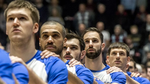 et basketbalist naslouchaj hymn. Zleva Martin Peterka, Blake Schilb, Viktor Plpn, Vojtch Hruban a Pavel Pumprla.